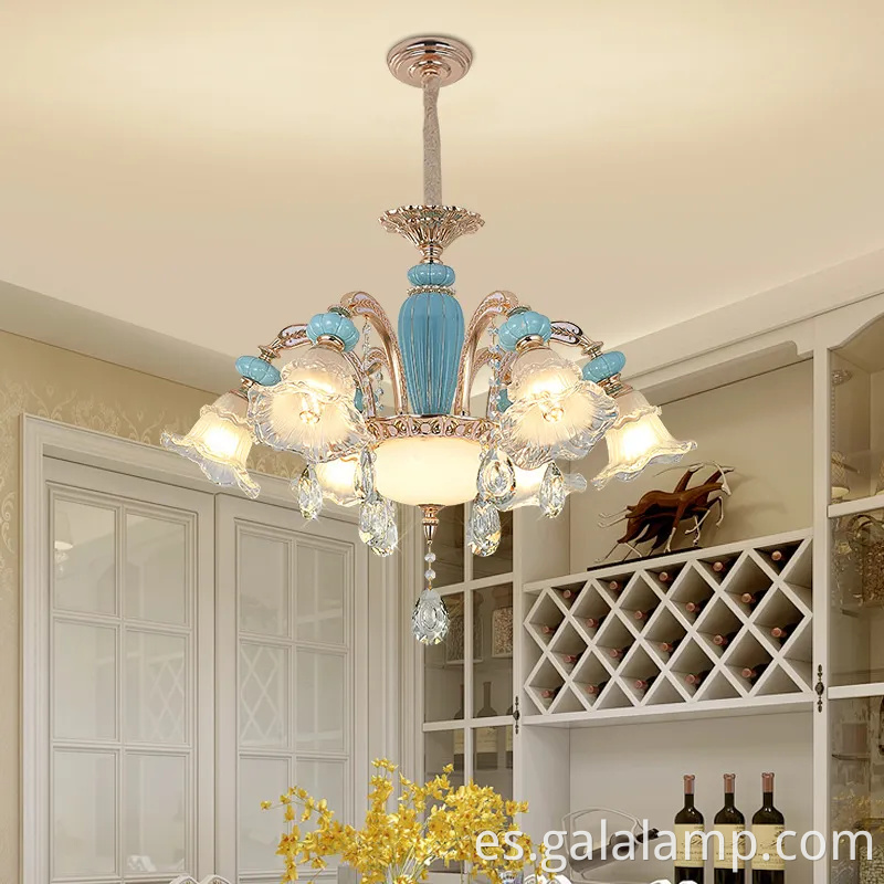 Elegante candelabro de cerámica francesa para el ambiente del comedor